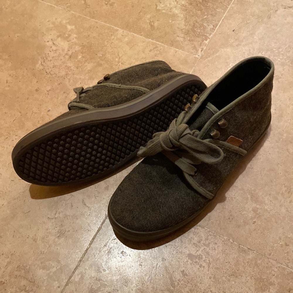 Super cute green Vans - Size 5